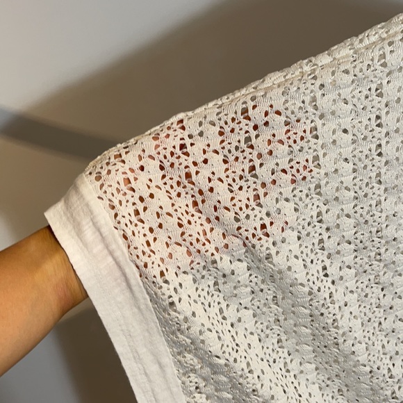 Two by Vince Camuto Flowy Batwing Top - Picture 5 of 9